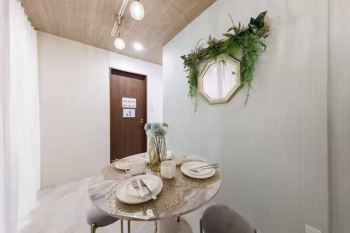 Basic Apartment, City View | In-room dining