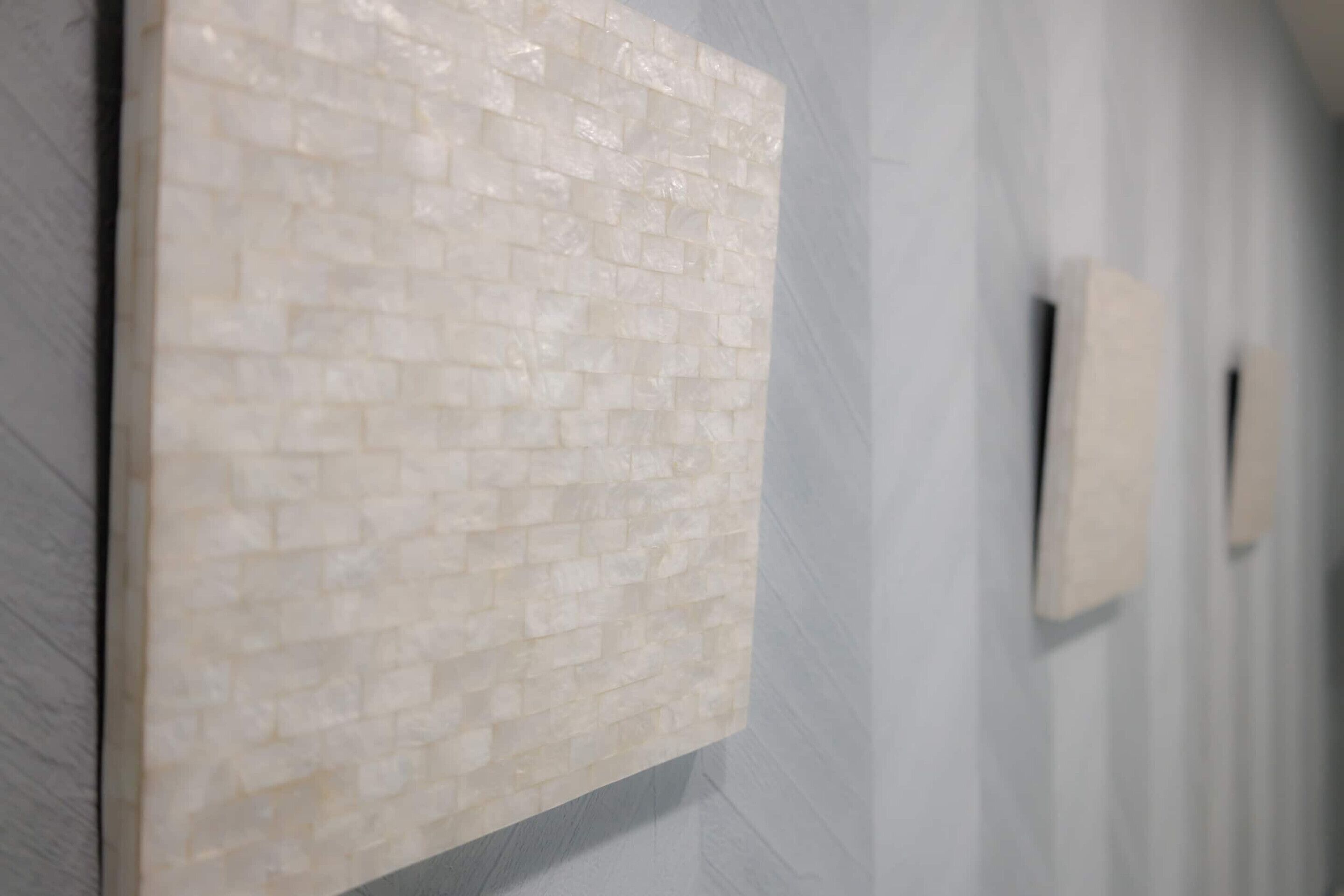 Una pared con superficie texturizada y de tono claro.