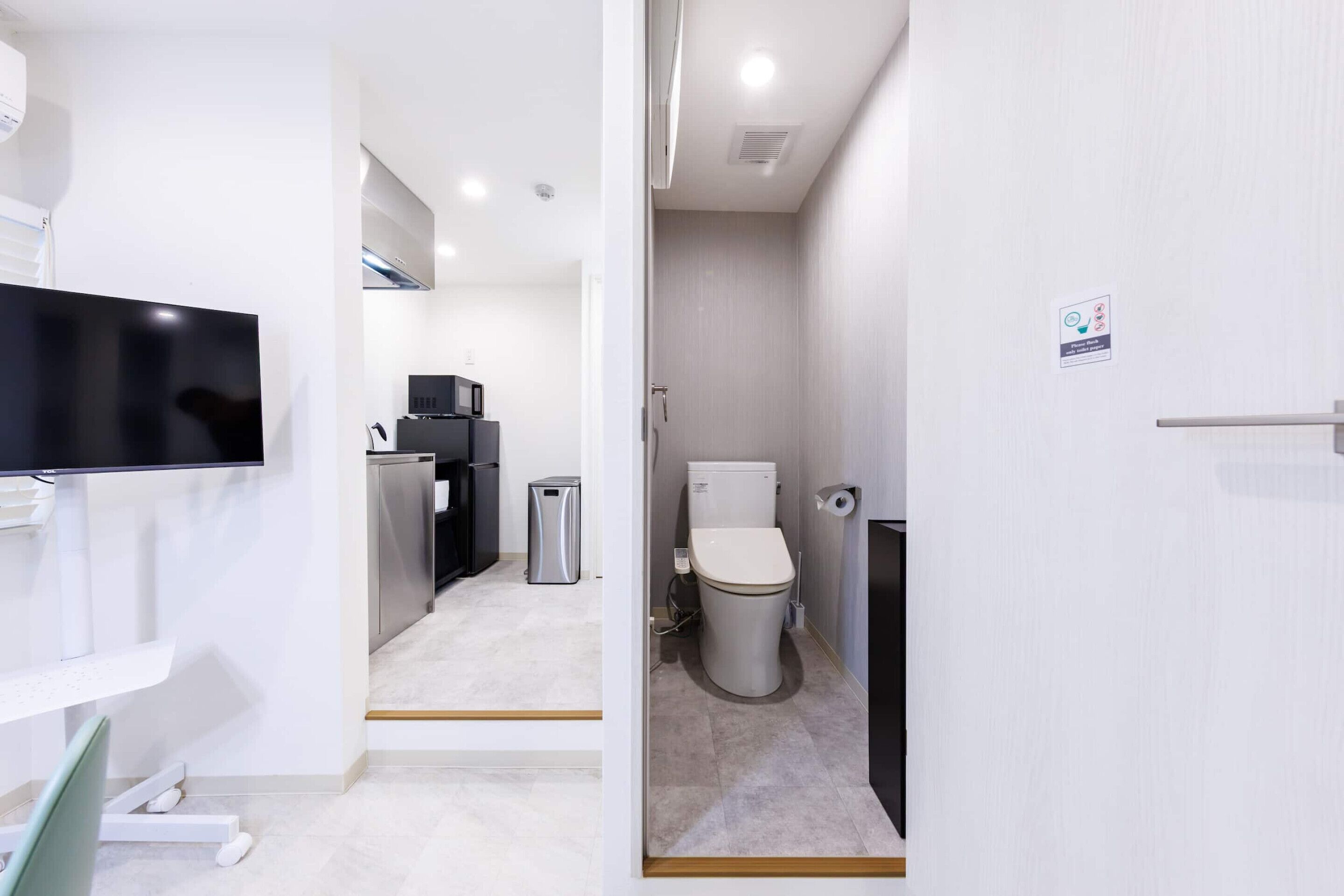 Room 302, non-smoking | Bathroom | Free toiletries, hair dryer, towels, shampoo