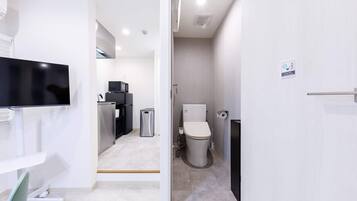 Room 302, non-smoking | Bathroom | Free toiletries, hair dryer, towels, shampoo