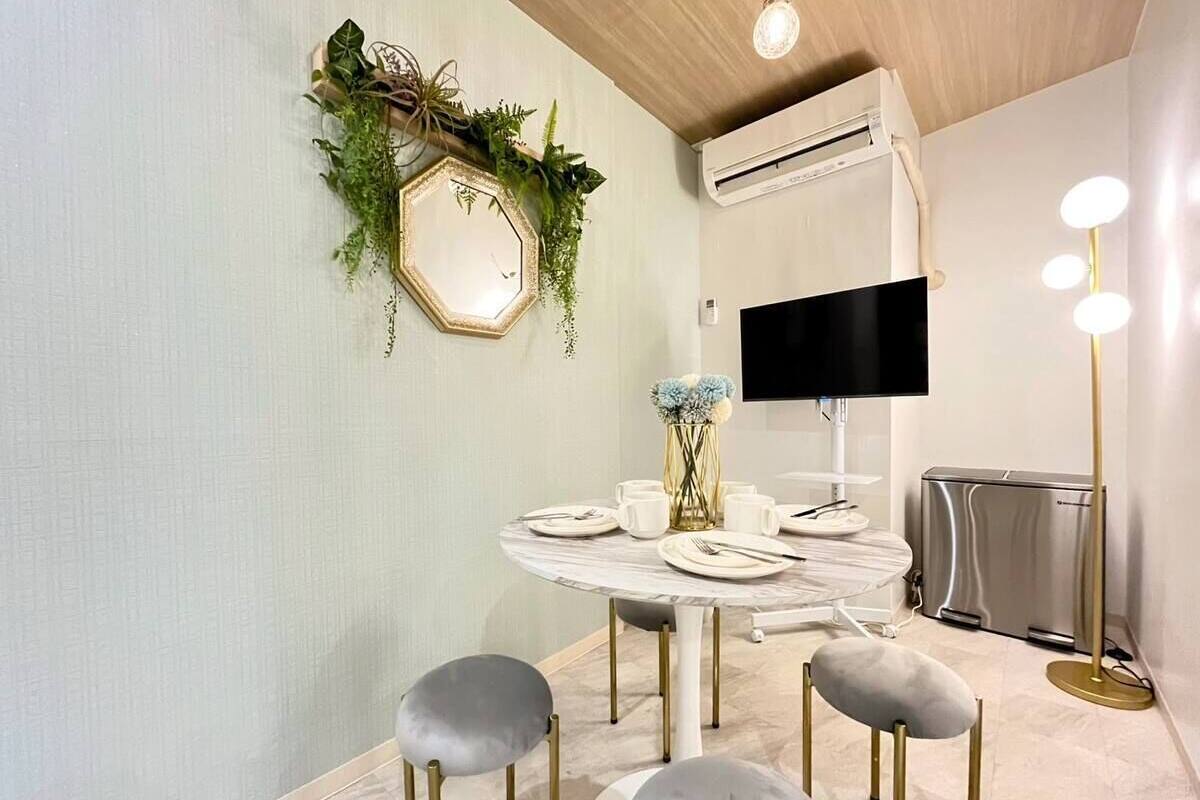 Basic Apartment, City View | In-room dining