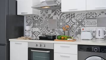 Frigorífico, microondas, horno y placa de cocina