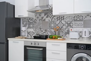 Frigorífico, microondas, horno y placa de cocina