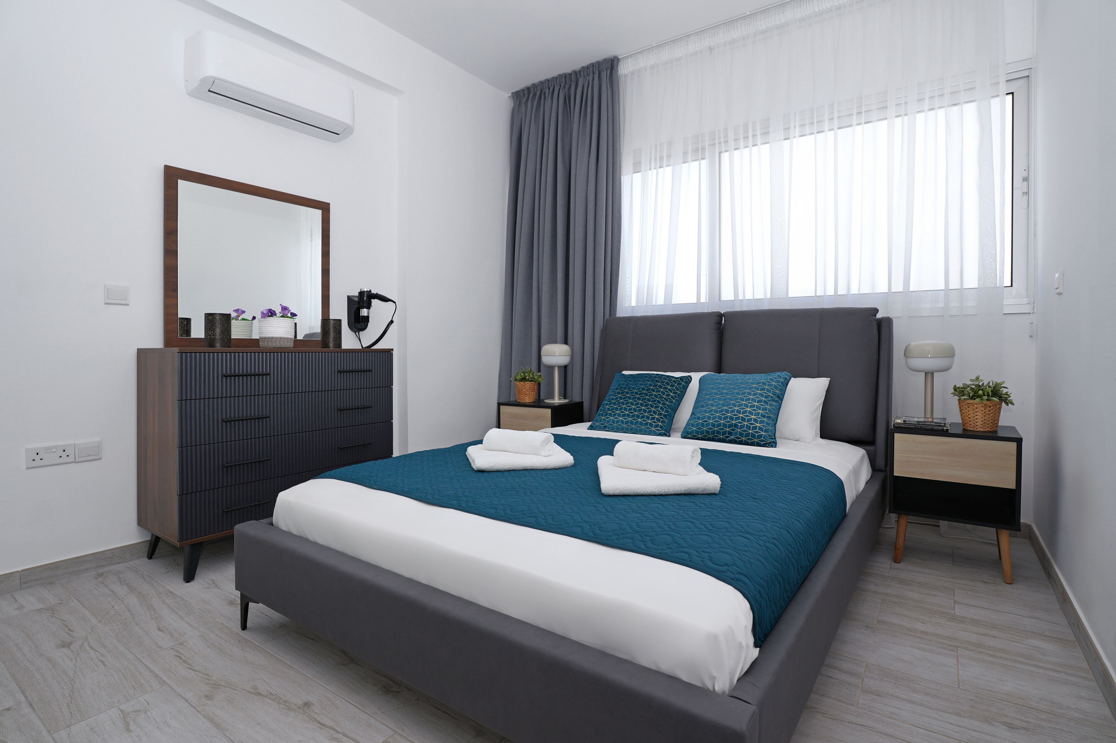 3 soverom, strykejern/-brett, internettilgang og sengetøy