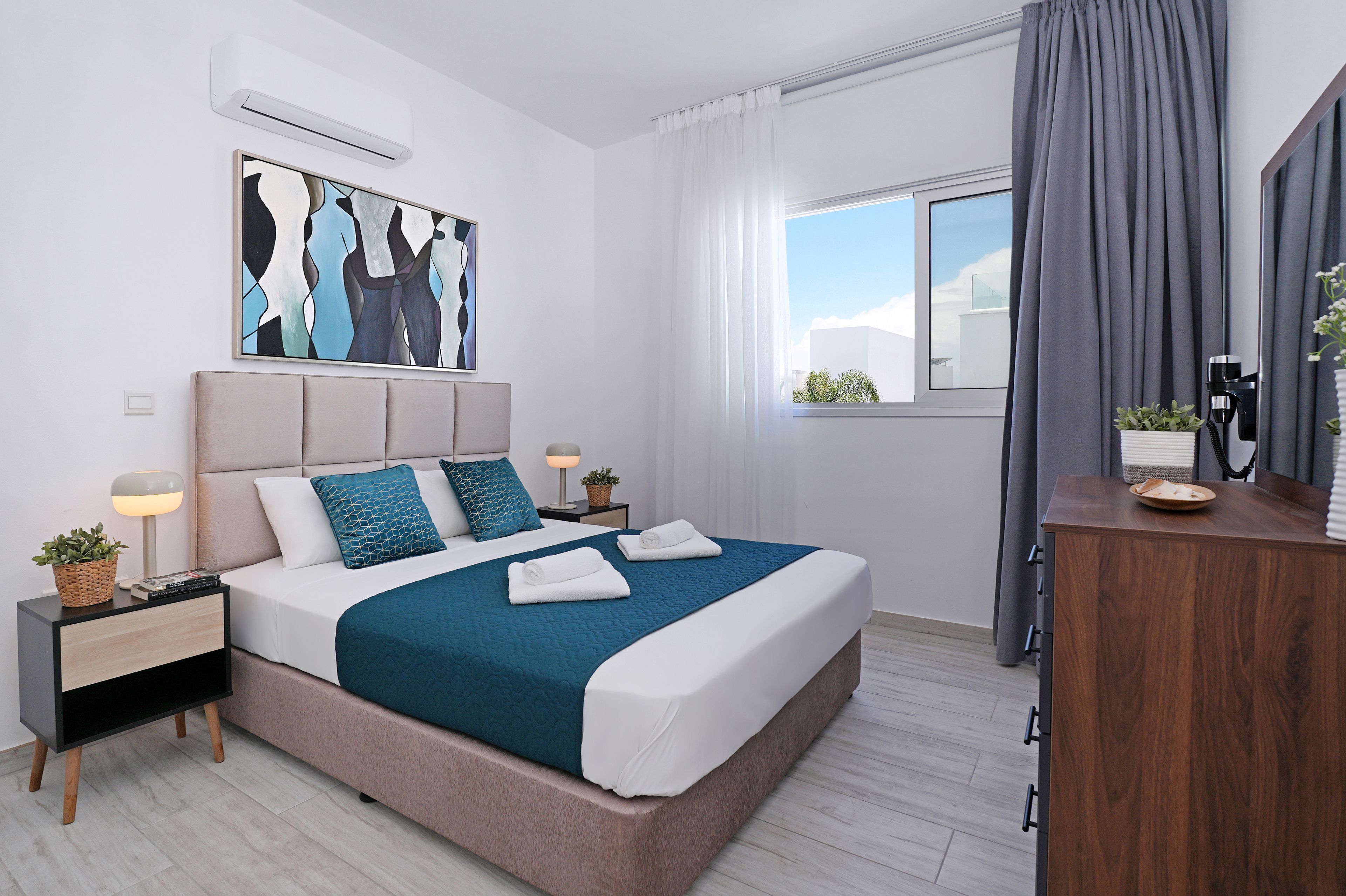 3 bedrooms, iron/ironing board, internet, bed sheets