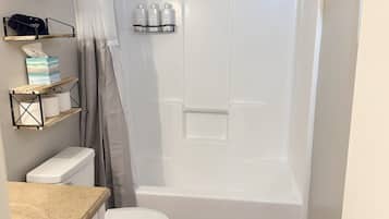 SĂšche-cheveux, serviettes fournies, savon, papier toilette