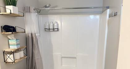Charming 2-bedroom apartment with WiFi, AC in fabulous Daleville