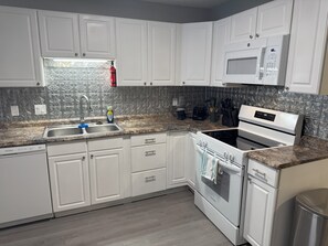 Private kitchen - Charming 2-bedroom apartment with WiFi, AC in fabulous Daleville (Daleville)