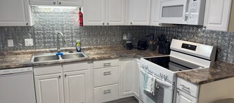 Charming 2-bedroom apartment with WiFi, AC in fabulous Daleville