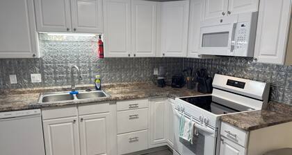 Charming 2-bedroom apartment with WiFi, AC in fabulous Daleville