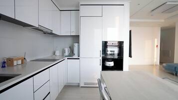 Suite Superior, 2 kamar tidur, balkon, pemandangan samudra | Dapur pribadi | Kursi makan untuk bayi