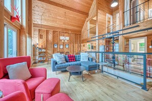 Smart TV, fireplace, stereo