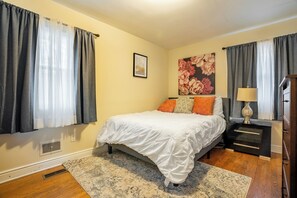 3 bedrooms, iron/ironing board, WiFi, bed sheets