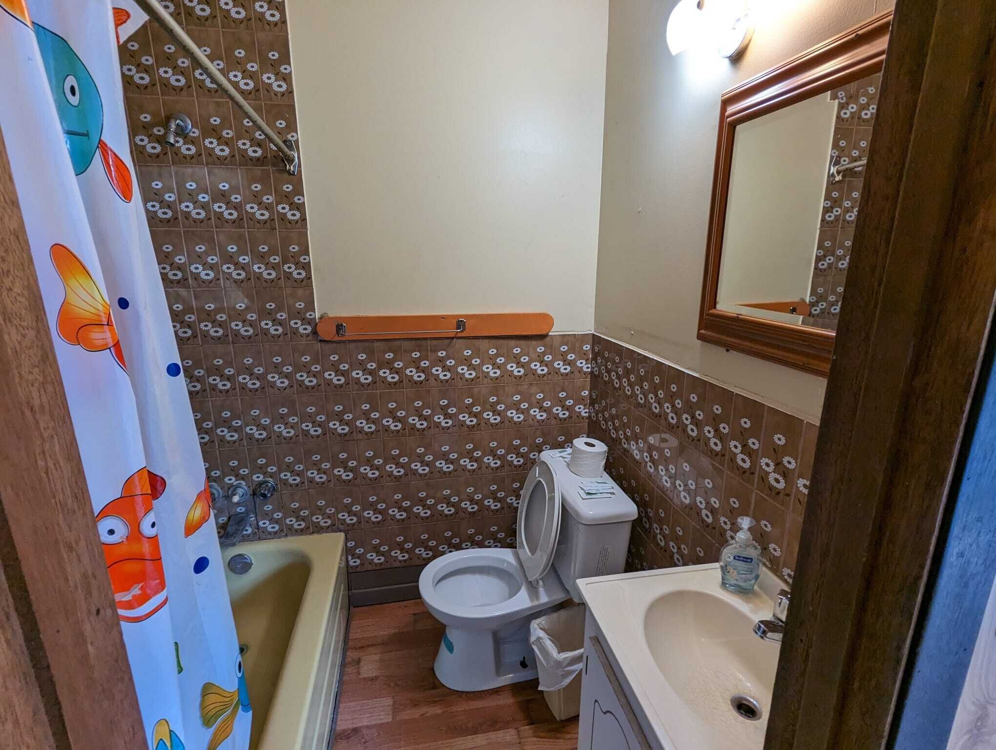 A bathroom with a toilet, sink, and bathtub.