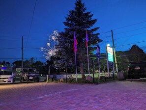 Property grounds - Traditional Tiny Wood Cottage #7 Camping style Cottages 5 minutes to the beach! (Wasaga Beach)