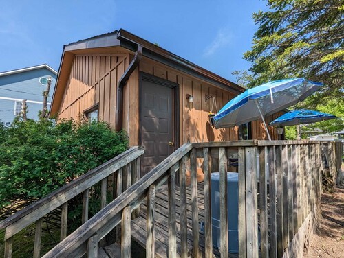Traditional Tiny Wood Cottage #7 Camping style Cottages 5 minutes to the beach!