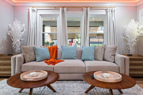 Spacious 4 Bed Home w FIOS, Fenced Yard, Deck, Grill_Pittsburgh, PA.Close to All