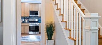 Lux 4-Bed Pittsburgh Gem w WiFi,Fenced Yard! Close to everything Pittsburgh!