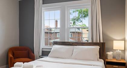 Spacious 4 Bed Home w FIOS, Fenced Yard, Deck, Grill_Pittsburgh, PA.Close to All