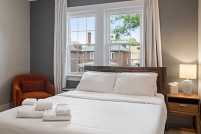 Spacious 4 Bed Home w FIOS, Fenced Yard, Deck, Grill_Pittsburgh, PA.Close to All