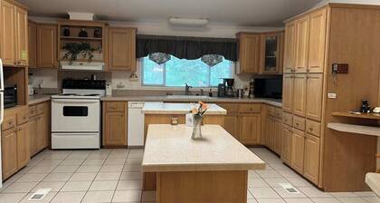 Cozy! Oak Grove Home - Close to I-35