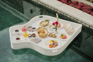 Luxe villa, uitzicht op tuin | Woonruimte | Een 43-inch smart-tv met digitale zenders