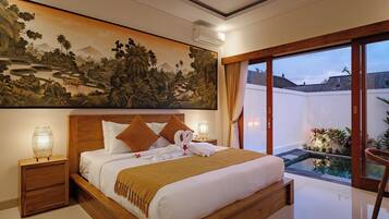 Roupas de cama premium, escrivaninha, espaço de trabalho para notebook