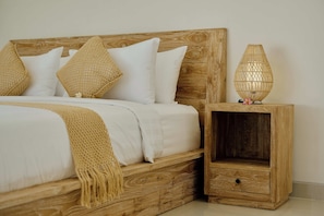 Luxe villa, uitzicht op tuin | Luxe beddengoed, een bureau, een laptopwerkplek