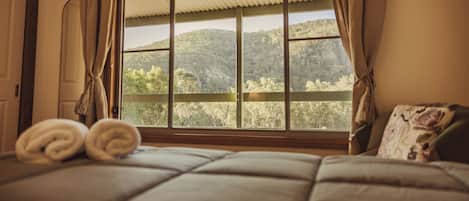 3 bedrooms, desk, free WiFi, bed sheets