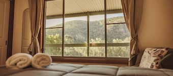 Bough & Burrows retreat set in 100 acres of pristine bush. Perfect for families!