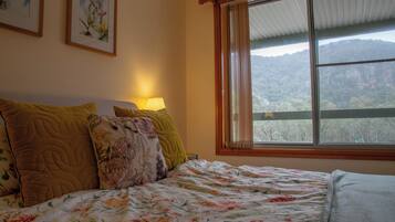 3 bedrooms, desk, free WiFi, bed sheets