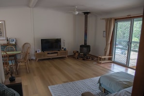 Smart TV, fireplace, books, computer monitors - Bough & Burrows retreat set in 100 acres of pristine bush. Perfect for families! (Growee)