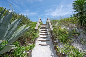 Property grounds - Beach House w/ Hot Tub & Fire Pit in Vilano Beach (St. Augustine)