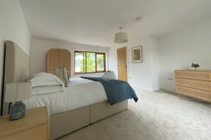3 slaapkamers, een strijkplank/strijkijzer, gratis wifi, beddengoed