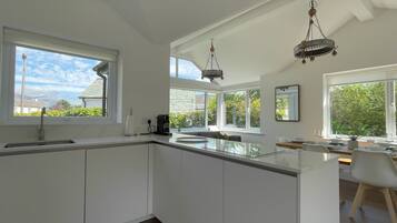 Kjøleskap, mikrobølgeovn, ovn og oppvaskmaskin