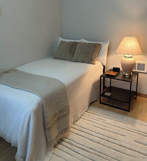 2 bedrooms, iron/ironing board, free WiFi, bed sheets - Charming 2BR/1BA, W/D, kitchen, patio, 20 min to WSU (Colfax)