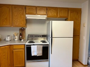 Kjøleskap, mikrobølgeovn, ovn og kokeplater