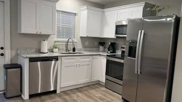 Køleskab, mikrobølgeovn, ovn, kogeplade