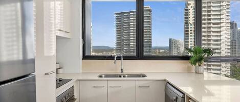 Frigorífic, microones, forn i placa de cuina