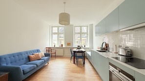 Fridge, oven, stovetop, dishwasher