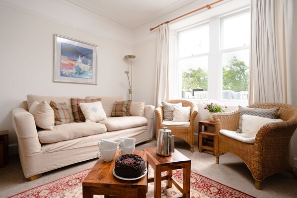 Smart TV, fireplace, DVD player