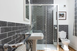 Haartrockner, Handtücher, Seife, Shampoo