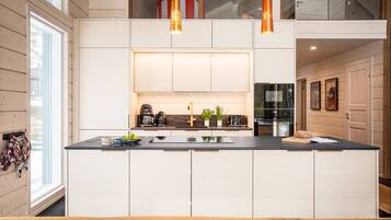 Kylskåp, mikrovågsugn, ugn och spishäll