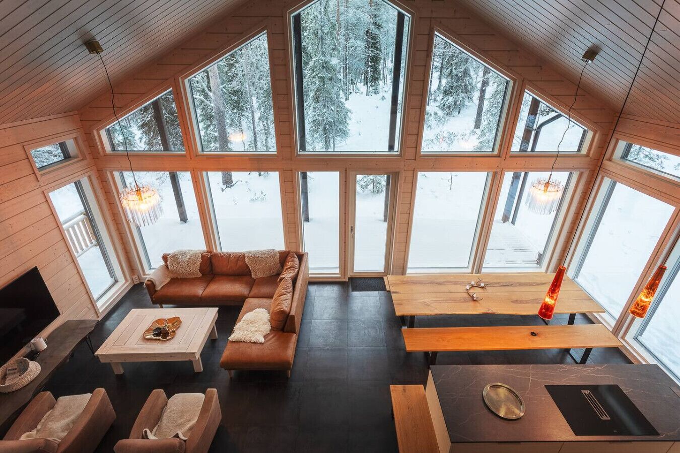 Télévision, cheminée, chaîne hi-fi