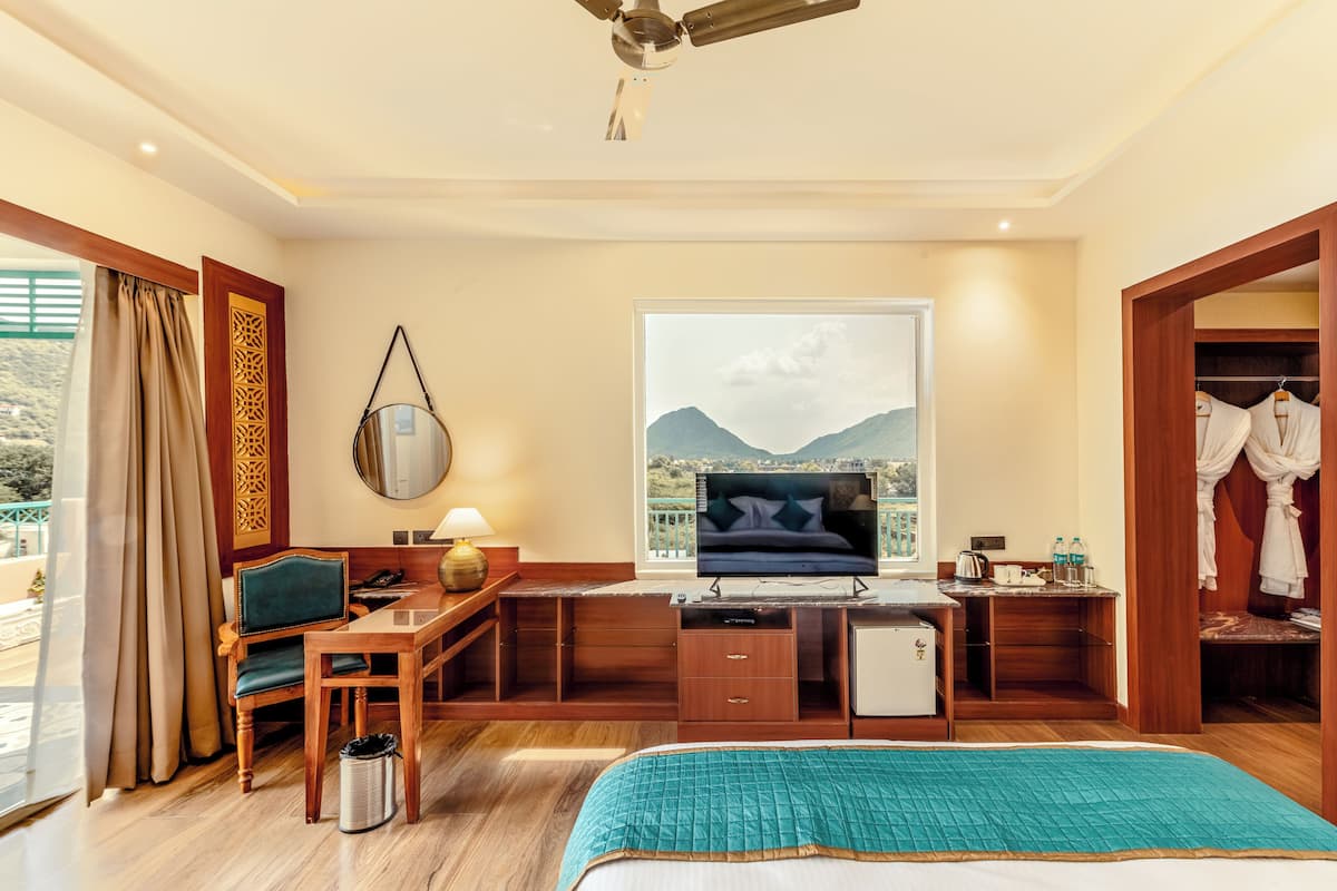 In-room safe, laptop workspace, iron/ironing board, free WiFi