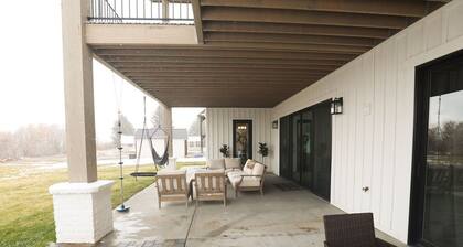 Spacious Walkout Suite, 3BR/2BA, Hot Tub + Mountain Views