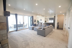 Smart TV, fireplace