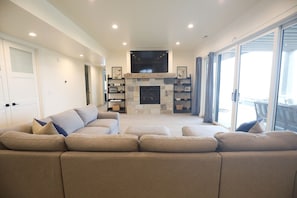 Smart TV, fireplace