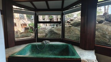 Deluxe Room, Garden View | Bathroom | Combined shower/tub, hydromassage showerhead, free toiletries