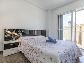 3 bedrooms, desk, internet